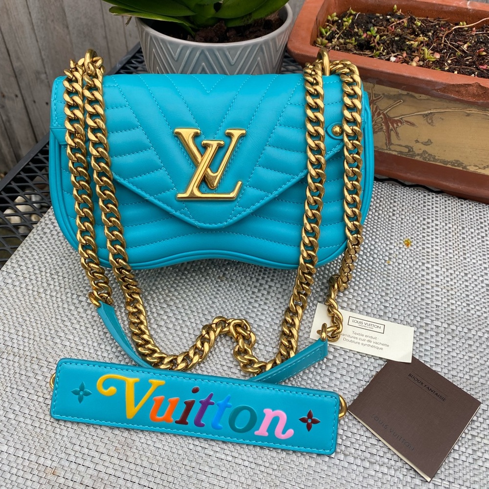 💕LIKE NEW! Used once! Plate still sealed💕LOUIS VUITTON NEW Wave chain PM NOIR